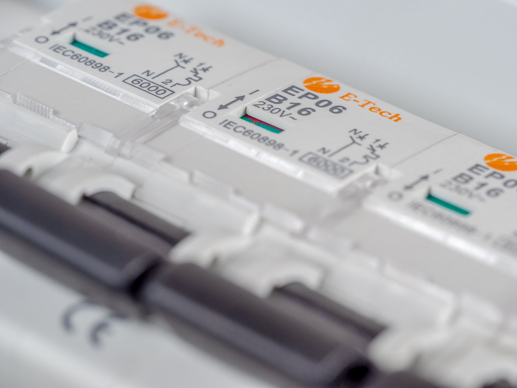 Verschillende karakteristieken van zekeringen: B-karakter vs C-karakter